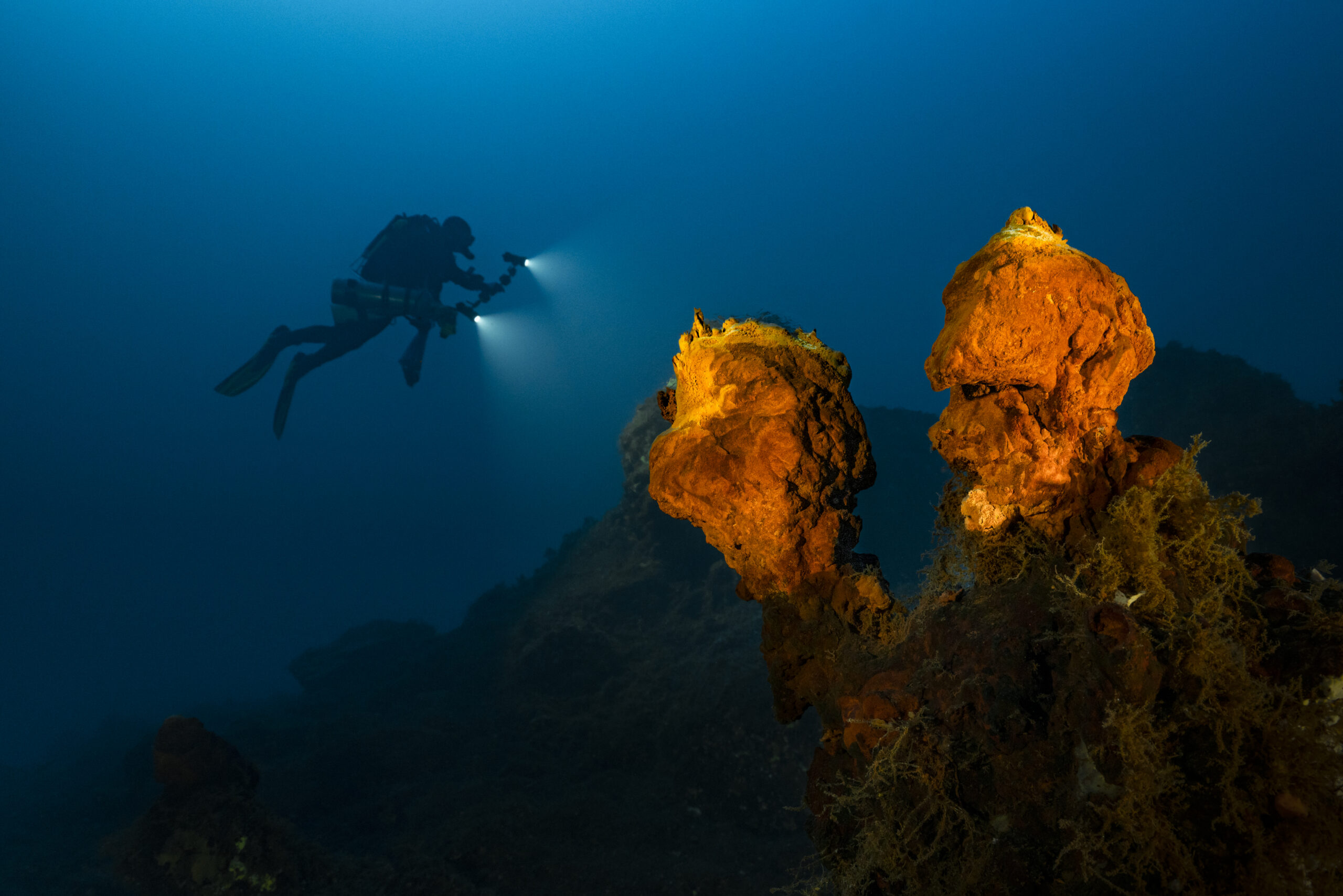 Paysage sous-marin sur le volcan Stromboli, Archipel des îles Éoliennes, Mer Méditerranée ©Alexis Rosenfeld